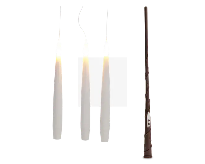 Sæt med tre høje, slanke, hvide stagelys med realistisk flimrende flammeeffekt. Lysene har en glat, mat overflade og leveres med en matchende, slank fjernbetjening for nem betjening. Fjernbetjeningen har enkle knapper til at tænde og slukke lysene samt justere indstillinger. Perfekt til at skabe en hyggelig stemning uden risiko for åben ild.