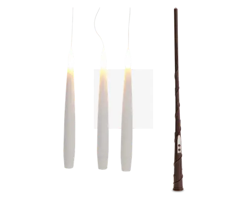 Sæt med tre høje, slanke, hvide stagelys med realistisk flimrende flammeeffekt. Lysene har en glat, mat overflade og leveres med en matchende, slank fjernbetjening for nem betjening. Fjernbetjeningen har enkle knapper til at tænde og slukke lysene samt justere indstillinger. Perfekt til at skabe en hyggelig stemning uden risiko for åben ild.