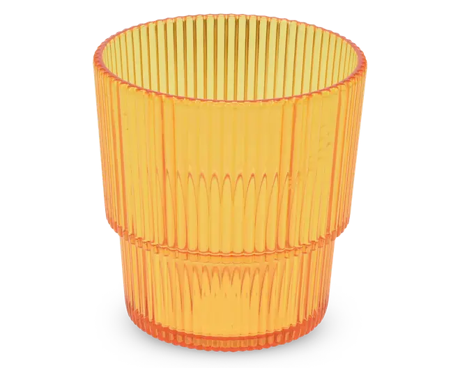 Et gennemsigtigt orange drikkeglas med lodret rillet tekstur og let udadgående kant. Glasset har et markant vandret bånd omkring midten, som deler det rillede mønster i to sektioner. Designet giver et moderne og stilfuldt udtryk.