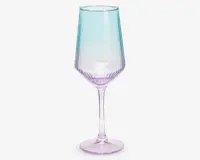 Høj, elegant glas med lang stilk og fløjteformet skål. Glasset har et farveforløb, der går fra lyseblå øverst til blid lilla ved bunden. Skålen har diskrete lodrette riller, som giver ekstra struktur og visuel effekt.