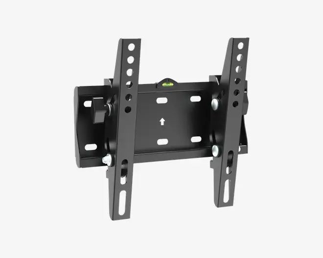 Sort vægbeslag i metal med justerbar vippefunktion, flere monteringshuller for kompatibilitet med forskellige skærmstørrelser og indbygget vaterpas for nem installation. Beslaget har en robust konstruktion med synlige bolte og drejeknapper til sikker fastgørelse og vinkeljustering.