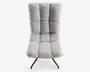 Stol med høj ryg og moderne design, betrukket med lysegråt tekstureret stof. Sædet og ryglænet er opdelt i store, kvadratiske, polstrede sektioner for ekstra komfort og et stilfuldt udtryk. Stolen står på en sort metalbase med fire skråtstillede ben for stabilitet.