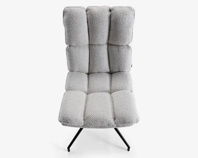 Stol med høj ryg og moderne design, betrukket med lysegråt tekstureret stof. Sædet og ryglænet er opdelt i store, kvadratiske, polstrede sektioner for ekstra komfort og et stilfuldt udtryk. Stolen står på en sort metalbase med fire skråtstillede ben for stabilitet.