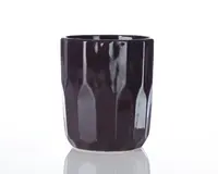 En mørklilla keramikkop med blank overflade og et facetteret, geometrisk design. Koppen har lige sider og en let afrundet kant, hvilket giver den et moderne og stilfuldt udtryk.