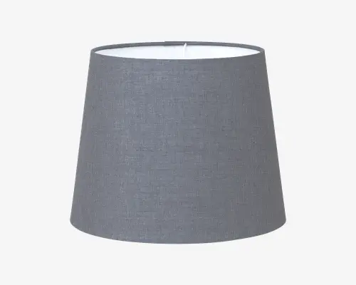 Konisk lampeskærm med glat, mellemgråt stof på ydersiden og hvid inderside. Skærmen har et enkelt, moderne design med rene linjer og en lidt bredere bund end top, hvilket gør den velegnet til forskellige lampestativer. Stofstrukturen er diskret og giver et blødt, mat udtryk.