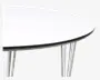 Rund bordplade med en glat, hvid overflade og en tynd sort kant. Understøttet af flere slanke, forkromede metalben, der er vinklet udad for stabilitet og et moderne udtryk.
