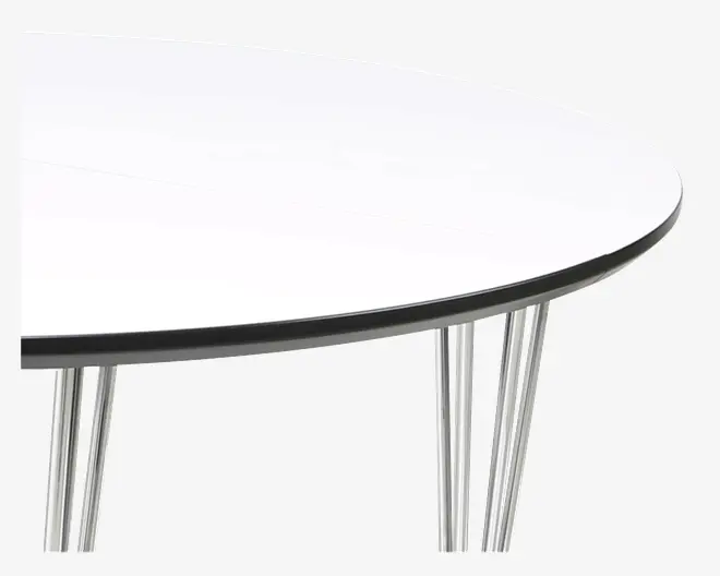 Rund bordplade med en glat, hvid overflade og en tynd sort kant. Understøttet af flere slanke, forkromede metalben, der er vinklet udad for stabilitet og et moderne udtryk.