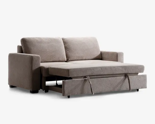 En moderne, lysebrun sofa med lige armlæn og to store ryghynder. Sofaen har en udtrækssektion, der kan omdannes til en seng, med stofhåndtag for nem udtrækning. Designet er kompakt og funktionelt, ideelt til små stuer eller gæsteværelser.