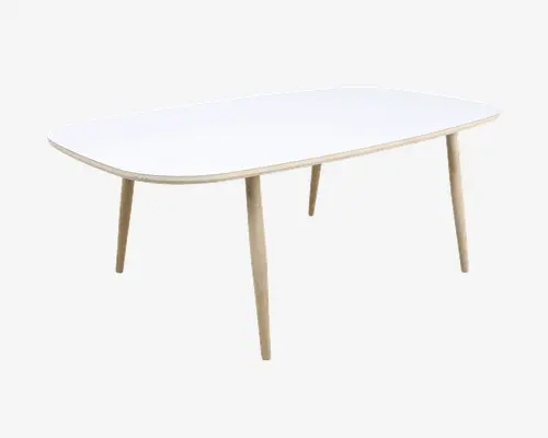Rektangulært bord med afrundede hjørner, glat hvid bordplade og ben i lyst naturtræ. Benene er let skråtstillede, hvilket giver bordet et moderne og minimalistisk udtryk. Bordpladens kanter er let affasede for et elegant finish.