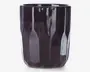 En blank, mørklilla keramisk beholder med en facetteret, geometrisk overflade. Siderne har lodrette, kantede riller, der giver et moderne og tekstureret udseende. Den øverste kant er glat og afrundet, og formen er cylindrisk.