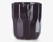 En blank, mørklilla keramisk beholder med en facetteret, geometrisk overflade. Siderne har lodrette, kantede riller, der giver et moderne og tekstureret udseende. Den øverste kant er glat og afrundet, og formen er cylindrisk.