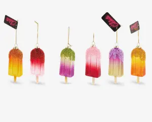 Et sæt med seks pynt formet som ispinde, hver med en farverig gradient i nuancer som gul, orange, pink, lilla og grøn. Toppen af hver pynt er dekoreret med glimmer i matchende eller kontrastfarver, hvilket giver en glitrende effekt. Hver pynt hænger i en gylden snor og har et lille mærke vedhæftet. Ispindene har en realistisk træpind i bunden, og overfladen er blank og festlig.