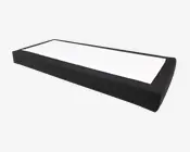 Rektangulært objekt med sort stofkant og hvid topflade, kendetegnet ved rene linjer og lav profil. Kanterne er skarpt definerede, og det samlede udtryk er moderne og minimalistisk.