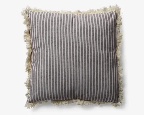 Firkantet pude med lodrette grå og hvide striber. Kanterne er pyntet med en frynset kant af råhvide kvaster, som giver en tekstureret og dekorativ afslutning. Stoffet ser blødt ud, og puden fremstår fyldig og komfortabel.