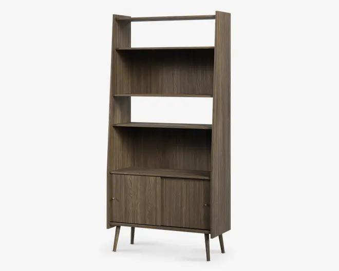Højt reolskab i valnøddefinish med tre åbne hylder, et nederste opbevaringsrum med to låger og tilspidsede ben i mid-century stil.