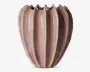 En dekorativ vase med et unikt rillet design, der har lodrette riller, som skaber en skulpturel og organisk form. Vasen har en blank overflade i en blød, afdæmpet rosa farve med diskrete nuancer. Den øverste kant er bølget og ujævn, hvilket giver et kunstnerisk udtryk.