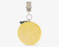 Et dekorativt nøgle- eller ID-holder med et realistisk citronskive-design, der har detaljerede gule og hvide segmenter samt et lille grønt blad. Citronskiven er fastgjort til en sølvfarvet metalclips og en udtrækkelig snor, velegnet til at holde ID-kort eller nøgler.