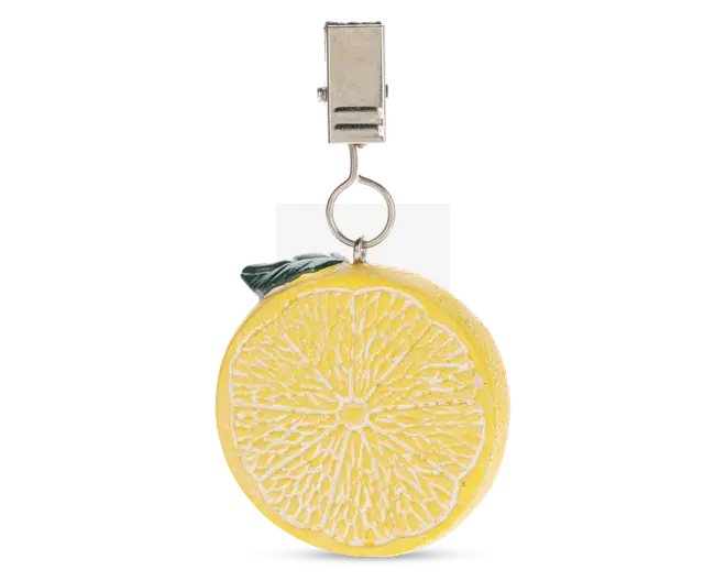 Et dekorativt nøgle- eller ID-holder med et realistisk citronskive-design, der har detaljerede gule og hvide segmenter samt et lille grønt blad. Citronskiven er fastgjort til en sølvfarvet metalclips og en udtrækkelig snor, velegnet til at holde ID-kort eller nøgler.