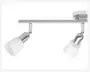 Et moderne loftarmatur med to justerbare spotlights. Armaturet har en slank, børstet metalstang og base, hvor hver spotlight har en mat hvid glasskærm og en metalholder. Spotlightsene kan vinkles, så lyset kan rettes efter behov.