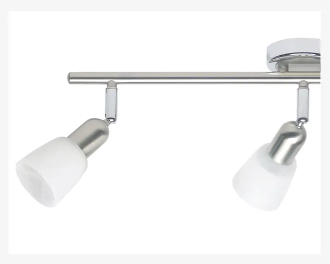 Et moderne loftarmatur med to justerbare spotlights. Armaturet har en slank, børstet metalstang og base, hvor hver spotlight har en mat hvid glasskærm og en metalholder. Spotlightsene kan vinkles, så lyset kan rettes efter behov.