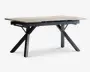 Rektangulært bord med en lys træbordplade og sorte metalben. Benene er vinklet i et X-formet design for ekstra stabilitet og et moderne udtryk. Bordet har et rent, minimalistisk design med en glat overflade og let udhængende kanter.