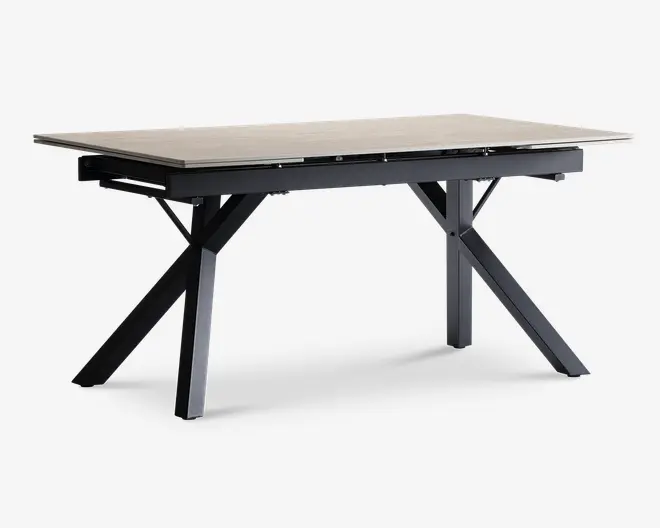 Rektangulært bord med en lys træbordplade og sorte metalben. Benene er vinklet i et X-formet design for ekstra stabilitet og et moderne udtryk. Bordet har et rent, minimalistisk design med en glat overflade og let udhængende kanter.