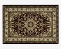 Rektangulært tæppe med en dyb mørkebrun baggrund og et detaljeret centralt medaljonmønster i beige, guld og afdæmpede grønne nuancer. Tæppet er dekoreret med fine blomster- og vinrankemotiver over hele fladen og indrammet af flere udsmykkede borter med gentagne blomstermønstre i creme og guld. Stilen er traditionel og elegant, velegnet til klassiske indretninger.