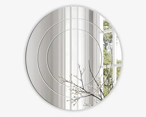 Rundt spejl med moderne design, der har tre koncentriske indgraverede cirkler på overfladen. Spejlet har en slank, rammeløs kant, hvilket giver et minimalistisk udtryk. De indgraverede cirkler tilføjer et dekorativt element, som gør spejlet velegnet til moderne indretning.