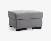 Firkantet puf med en blød, polstret top og betrukket med lysegråt stof. Puffen har rene, moderne linjer og står på korte, solide sorte ben. Stoffet har en diskret vævet struktur, og det samlede design er minimalistisk, hvilket gør den velegnet til moderne indretninger.