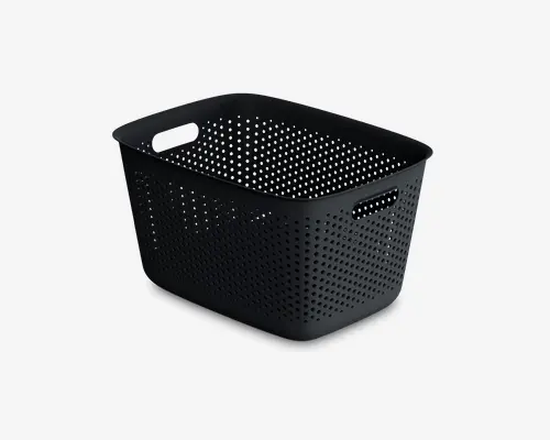 Rektangulær sort kurv med afrundede hjørner og perforeret design på alle sider for ventilation. Kurven har to indbyggede håndtag på modsatte sider, hvilket gør den nem at bære. Fremstillet af robust plastik, let og velegnet til opbevaring eller organisering af forskellige genstande.