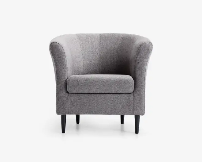 En moderne lænestol med rund ryglæn og let udadbuede armlæn, polstret med lysegråt stof. Sædepuden er tyk og blød for ekstra komfort. Stolen står på fire slanke, koniske sorte ben, hvilket giver et stilrent og elegant udtryk.