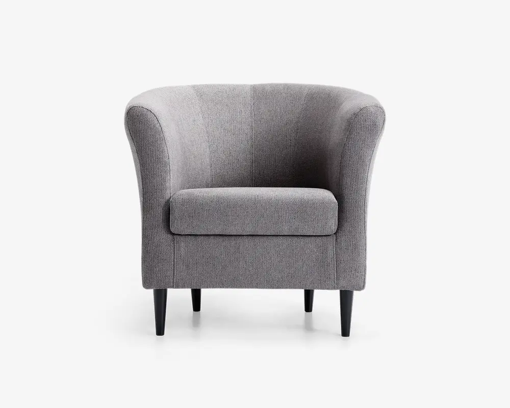 En moderne lænestol med rund ryglæn og let udadbuede armlæn, polstret med lysegråt stof. Sædepuden er tyk og blød for ekstra komfort. Stolen står på fire slanke, koniske sorte ben, hvilket giver et stilrent og elegant udtryk.