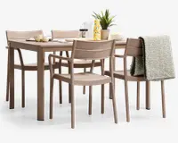 Sættet består af et rektangulært bord og seks matchende stole, alle i en mat taupe-farve. Stolene har let buede ryglæn og enkle, lige ben for et moderne udtryk. Bordet er dækket op til morgenmad med kopper, tallerkener, en karaffel, en potteplante og et sammenrullet gråt tæppe lagt over ryggen på en af stolene. Designet er minimalistisk og funktionelt, velegnet til moderne spisestuer.