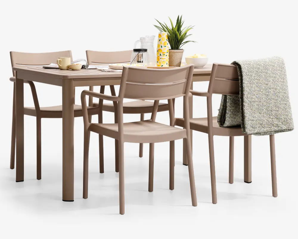 Sættet består af et rektangulært bord og seks matchende stole, alle i en mat taupe-farve. Stolene har let buede ryglæn og enkle, lige ben for et moderne udtryk. Bordet er dækket op til morgenmad med kopper, tallerkener, en karaffel, en potteplante og et sammenrullet gråt tæppe lagt over ryggen på en af stolene. Designet er minimalistisk og funktionelt, velegnet til moderne spisestuer.