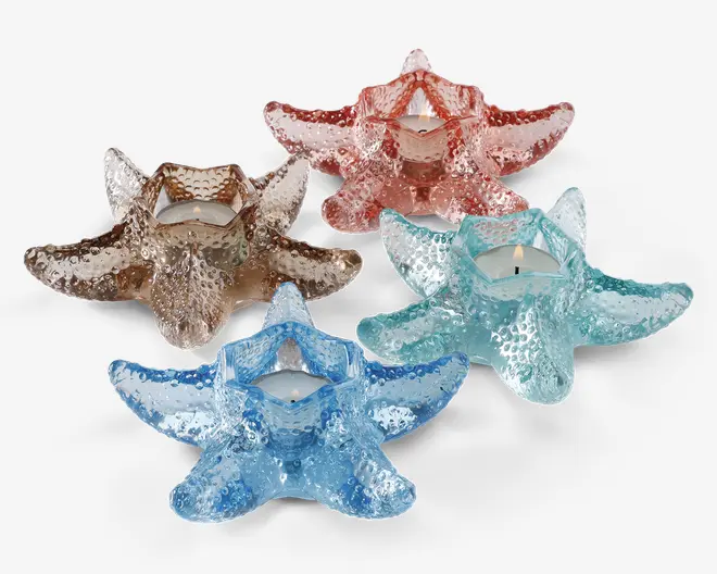 Fire lysestager formet som søstjerner, lavet af tekstureret glas i forskellige farver: brun, lyserød, lyseblå og blå. Hver lysestage har en central fordybning til et fyrfadslys. Glasoverfladen er ujævn og efterligner en rigtig søstjernes struktur, og farverne er gennemsigtige, så lyset kan skinne igennem.