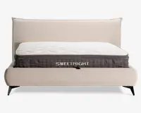 En tyk madras med quiltet hvid top og mørkegrå sidepanel, hvor mærket 'SWEETNIGHT' står med store hvide bogstaver. Madrassen har en blød, polstret overflade med diamantmønstret syning på toppen og solide sidehåndtag til nem løftning. Den er placeret på en moderne, polstret sengestel med lysebeige stof og høj, polstret sengegavl.