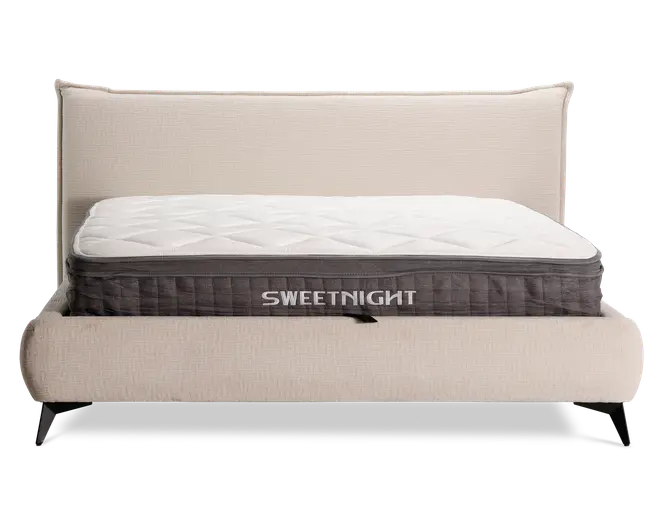 En tyk madras med quiltet hvid top og mørkegrå sidepanel, hvor mærket 'SWEETNIGHT' står med store hvide bogstaver. Madrassen har en blød, polstret overflade med diamantmønstret syning på toppen og solide sidehåndtag til nem løftning. Den er placeret på en moderne, polstret sengestel med lysebeige stof og høj, polstret sengegavl.