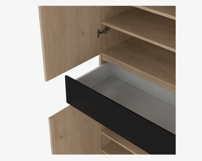 Nærbillede af et skab med lys træfinish, hvor dørene og hylderne er åbne. Skabet har en stor, dyb skuffe med mat sort front og hvidt indre, hvilket giver god opbevaringsplads. Hylderne over og under skuffen er justerbare, så du kan tilpasse organiseringen efter behov.