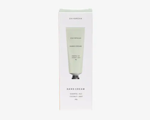 Minimalistisk, rektangulær æske med et lyst og enkelt design. Forsiden viser et billede af en lysegrøn tube med sølvfarvet låg. Teksten på emballagen fremhæver, at produktet indeholder essentielle olier, kokos og mynte, og nettovægten er 80g. Det samlede udtryk er moderne og enkelt med tydelig, letlæselig sort skrift.