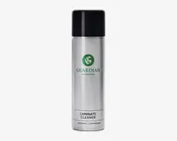 Høj, cylindrisk sølvfarvet spraydåse med sort låg. Forsiden har et grønt logo og teksten 'Guardian Furniture Care'. Nederst på dåsen står produktnavnet 'Laminate Cleaner' med fed skrift samt oversættelser på andre sprog. Designet er stilrent og moderne med en metallisk overflade.