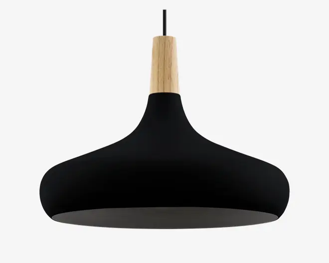 En moderne pendellampe med en bred, mat sort metalskærm, der buer ud forneden. Øverst på skærmen er der en glat, lys trædetalje, hvor ledningen er fastgjort, hvilket skaber en stilfuld kontrast mellem det sorte metal og det naturlige træ. Lampens inderside er også sort, hvilket giver et elegant og minimalistisk udtryk.