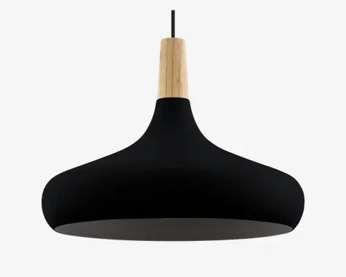 En moderne pendellampe med en bred, mat sort metalskærm, der buer ud forneden. Øverst på skærmen er der en glat, lys trædetalje, hvor ledningen er fastgjort, hvilket skaber en stilfuld kontrast mellem det sorte metal og det naturlige træ. Lampens inderside er også sort, hvilket giver et elegant og minimalistisk udtryk.