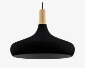 En moderne pendellampe med en bred, mat sort metalskærm, der buer ud forneden. Øverst på skærmen er der en glat, lys trædetalje, hvor ledningen er fastgjort, hvilket skaber en stilfuld kontrast mellem det sorte metal og det naturlige træ. Lampens inderside er også sort, hvilket giver et elegant og minimalistisk udtryk.