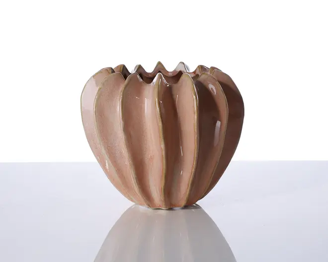 En glaseret keramisk beholder med et unikt, skulpturelt design, der minder om formen på et græskar eller en blomsterknop. Overfladen er glat med lodrette riller og en bølget, ujævn kant. Farven er en varm, afdæmpet brun med subtile nuancer og en blank finish.