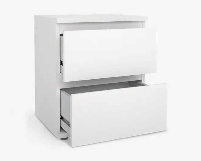 Et moderne, minimalistisk hvidt skab med to rummelige skuffer, begge vist delvist åbne. Skabet har en glat, flad overflade uden synlige greb, hvilket giver et stilrent og enkelt udtryk. Skufferne er monteret på metalskinner for nem udtrækning.