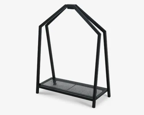 Fritstående metalstel med mat sort finish, formet som et hus med saddeltag. Basen er en perforeret metalhylde, der giver ventilation og dræning. Konstruktionen er robust med skrå ben for stabilitet og et minimalistisk, moderne design.