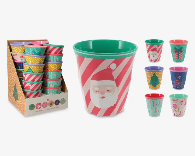 Sæt med farverige plastikkrus med forskellige festlige julemotiver, herunder julemand, juletræer, slikstokke og andre julemønstre. Hvert krus har sit eget farvetema og illustration, for eksempel røde og hvide striber med julemandsansigt, grøn med gaver, gul med juletræer og blå med julelys. Krusene har en blank overflade og glat kant, velegnet til børn og julefester.