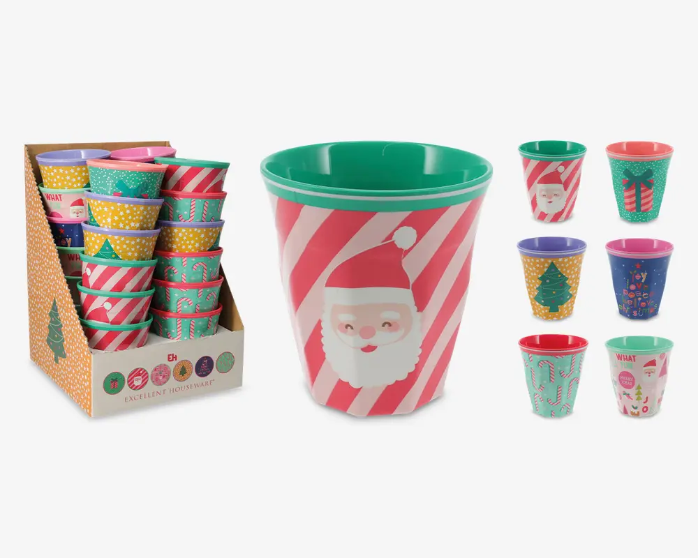Sæt med farverige plastikkrus med forskellige festlige julemotiver, herunder julemand, juletræer, slikstokke og andre julemønstre. Hvert krus har sit eget farvetema og illustration, for eksempel røde og hvide striber med julemandsansigt, grøn med gaver, gul med juletræer og blå med julelys. Krusene har en blank overflade og glat kant, velegnet til børn og julefester.