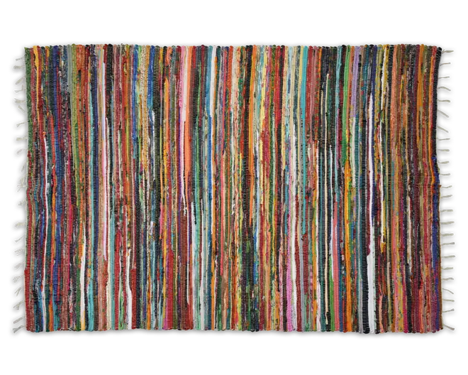 Rektangulært vævet tekstil med et livligt miks af lodrette striber i mange farver, herunder rød, blå, grøn, gul, orange og hvid. Striberne varierer i bredde og mønster, hvilket giver et farverigt og dynamisk udtryk. Kanterne er afsluttet med korte, knyttede frynser på begge korte sider.