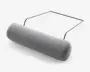 Lang cylindrisk grå polstret pude med afrundede ender og en sort metalophængsramme bagpå.